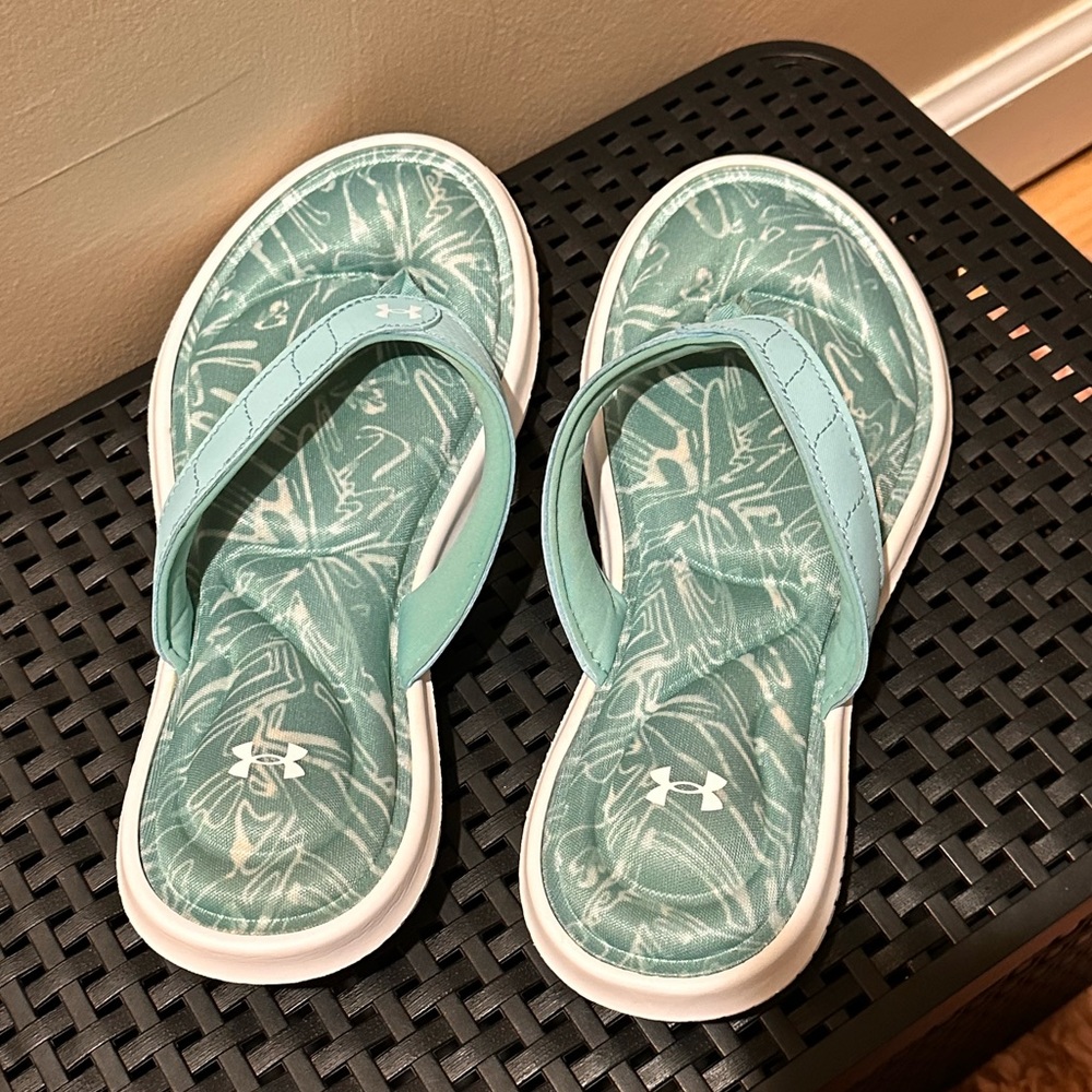 Under Armour flip flops size 6.5